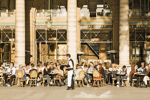 paris-cafe-bar-waiter