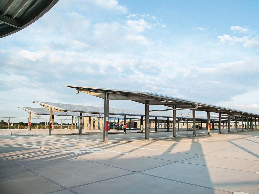 Eine der größten Photovoltaik-Anlagen der Region – am Hannover Airport auf Parkhaus 1