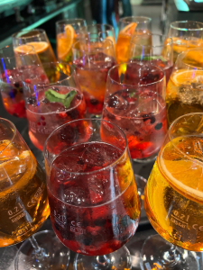 Eine Vielzahl von Gläsern gefüllt mit unterschiedlichen Getränken.