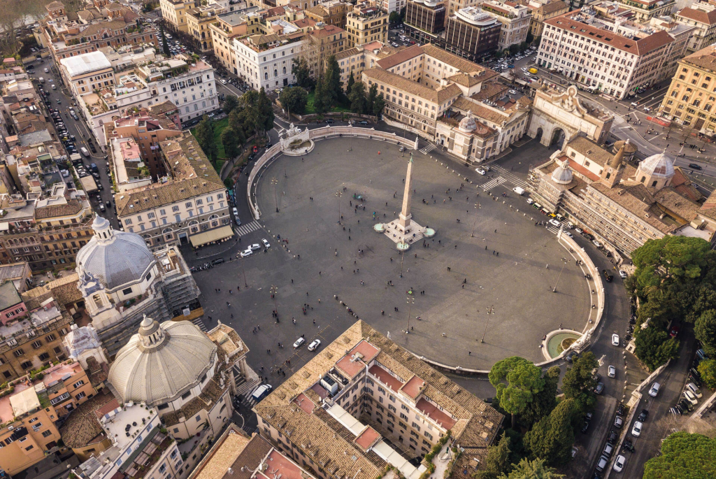 Piazza de Popolo in Rom aus der Vogelperspektive, umsäumt von hohen Gebäuden.