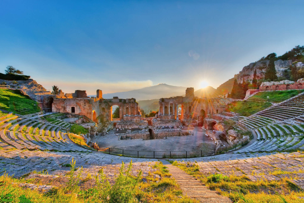 Panorama des antiken Theaters in Taormina. Im Hintergrund ist der Ätna zu sehen.