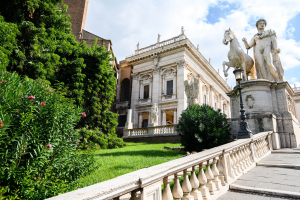 Cordonata-Treppe aufwärts zur Piazza del Campidoglio mit Blick auf die Statue von Castor. Im Hintergrund links eines der Gebäude der Kapitolinischen Museen.