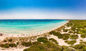 Strand- und Dünenlandschaft von Es-Trenc auf Mallorca. Im Hintergrund das türkisfarbene Mittelmeer.