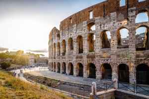 Großaufnahme des antiken Monumentalbaus Colosseum in Rom.