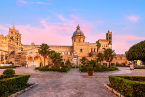 Außenansicht der Kathedrale Maria Santissima Assunta in Palermo vom Innenhof aus betrachtet.