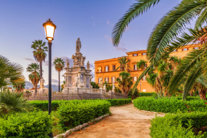Palmengarten vor der Villa Bonanno in Palermo. Blickfang ist ein steinernes Skulptur-Ensemble.