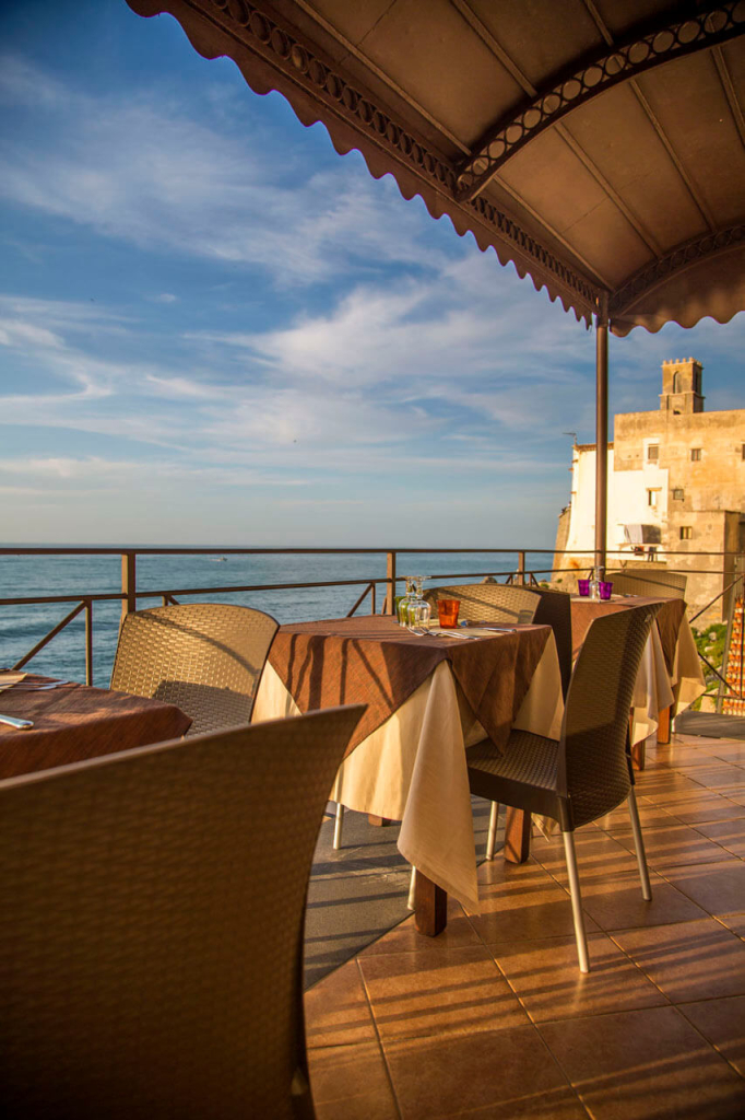 Restaurant-Terrasse in Cefalu mit Blick auf das Mittelmeer.