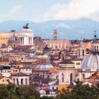 Blick auf Kuppeln, Monumente und historische Gebäude von Rom. Im Hintergrund links das Nationaldenkmal Vittorio Emanuele II an der Piazza Venezia.