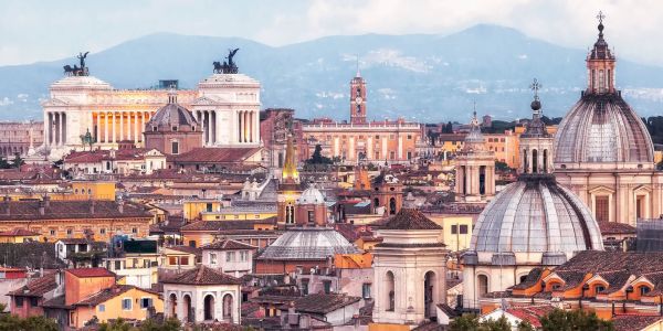 Blick auf Kuppeln, Monumente und historische Gebäude von Rom. Im Hintergrund links das Nationaldenkmal Vittorio Emanuele II an der Piazza Venezia.