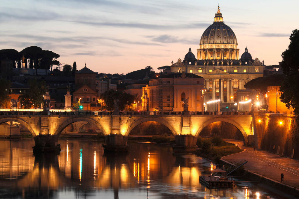 Abendstimmung am Tiber. Die Ponte Sant´ Angelo umspannt den Fluss. Blick auf den Petersdom.