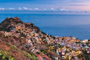 Aufnahme von oben auf die Bergstadt Taormina in Sizilien am Ionischen Meer.