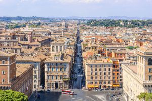 Blick von oben auf die Piazza Venezia in Rom. Im Hintergrund die belebte Via del Corso.