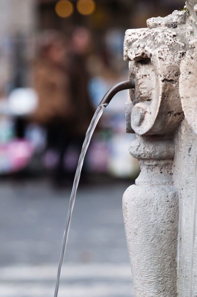 Typisch für Rom sind die Trinkwasserbrunnen Nasoni. Übersetzt bedeutet Nasone große Nase.