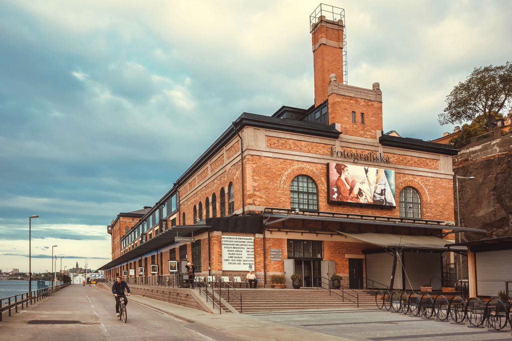 Außenansicht des Fotografiska in Stockholm, Radfahrer fährt vorbei