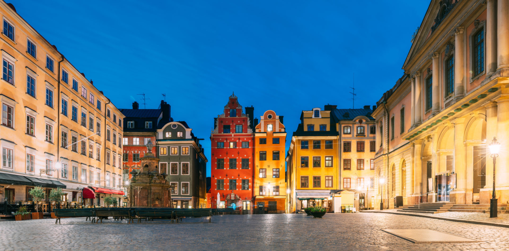 Altstadt von Stockholm in der Dämmerung, bunte Häuser beleuchtet