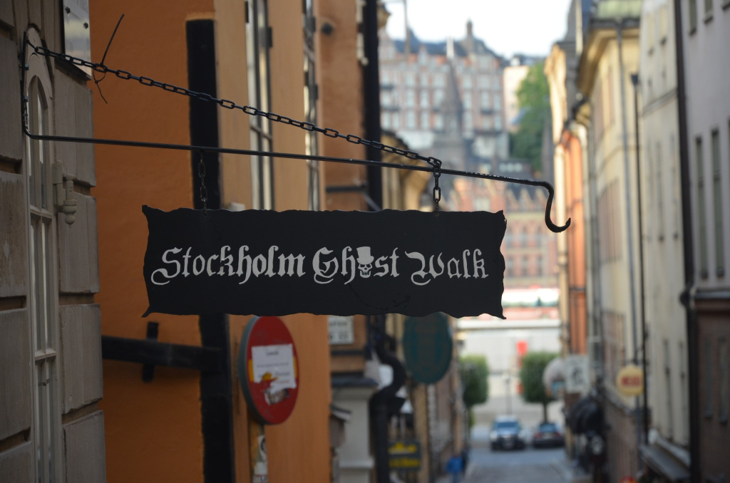 Schild "Stockholm Ghost Walk" in der Altstadt von Stockholm