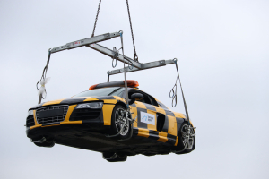 Nachaufnahme des Follow-me-Fahrzeuges Audi R8 in der Transportvorrichtung hängend.