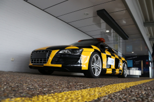 Das Follow-me-Fahrzeug Audi R8 hat seine endgültige Parkposition auf der Aussichtsterrasse erreicht.