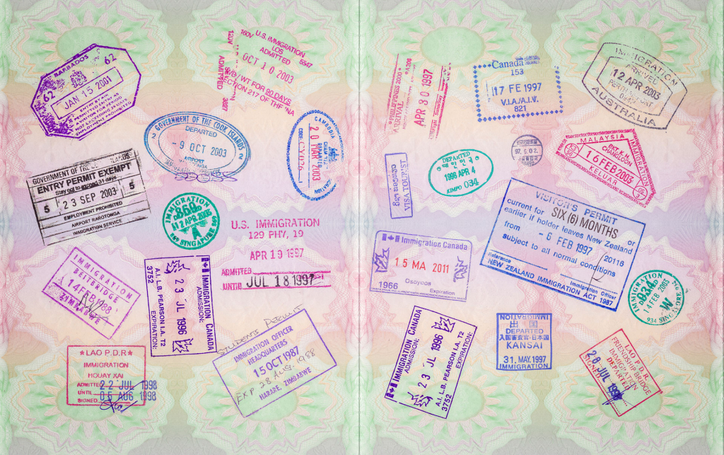 Eine aufgeschlagene Seite eines Reisepasses mit vielen, unterschiedlichen Länderstempeln.