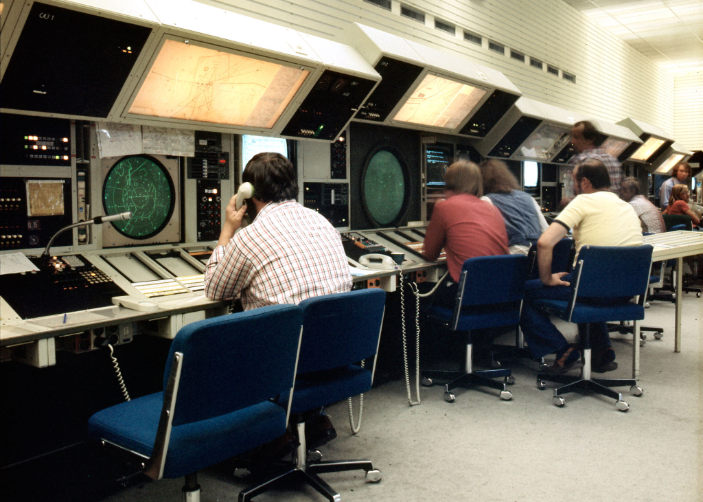Fluglotsen in der Radarkontrollzentrale Bremen am Telefon und vor den Bildschirmen im Jahr 1971