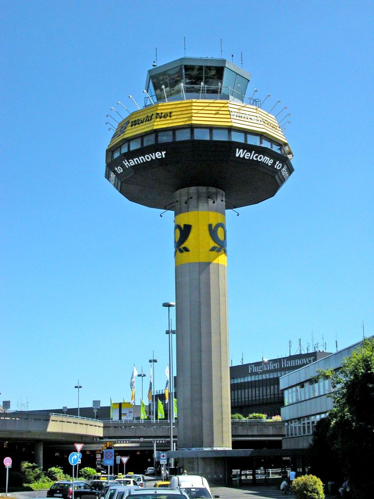 Der Tower mit der Werbung der Deutschen Post in den Farben Gelb und Schwarz.
