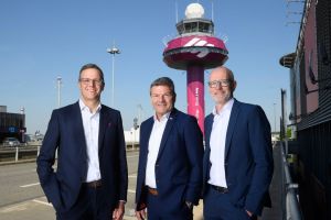 Die drei Männer stehen vor dem Tower am Hannover Airport. Eurowings CEO Jens Bischof (mitte) mit den Flughafengeschäftsführern Dr. Martin Roll (links) und Maik Blötz (rechts).