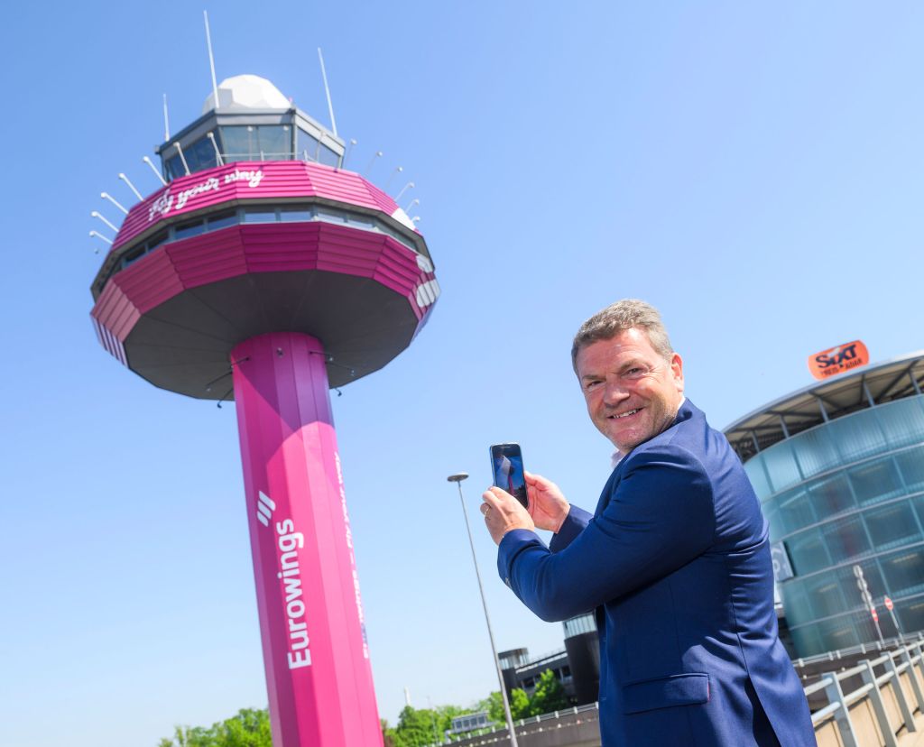 Jens Bischof (CEO Eurowing) fotografiert den Tower im Eurowings-Look.