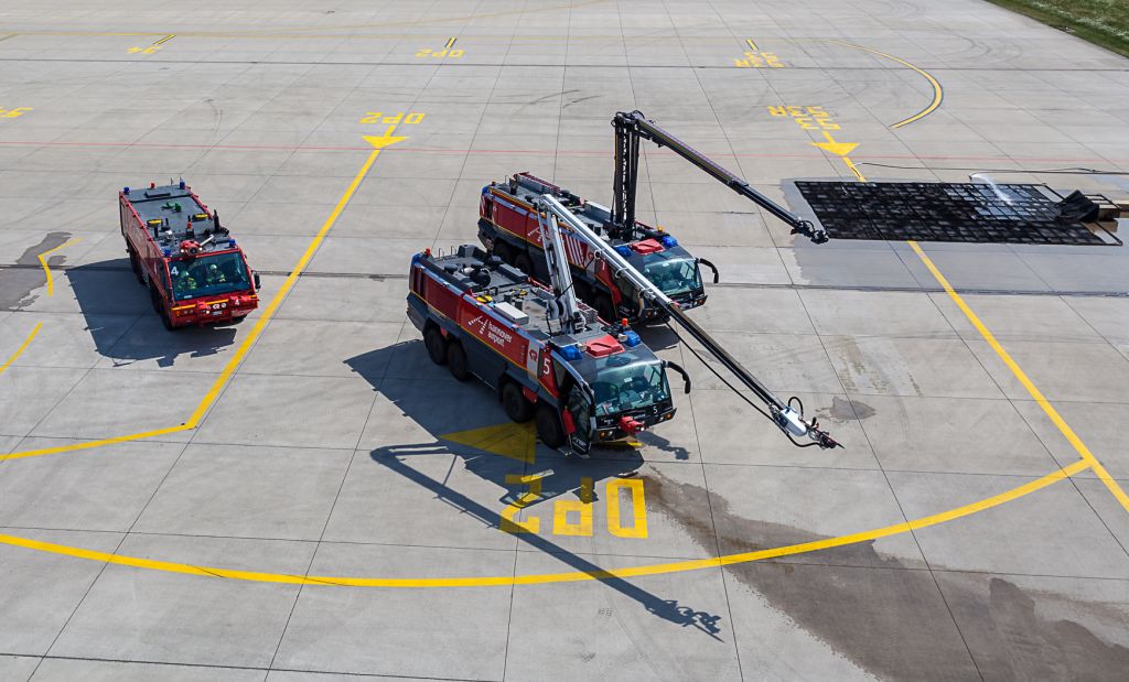 Flugfeldlöschfahrzeuge Rosenbauer Panther an der Brandsimulationsanlage