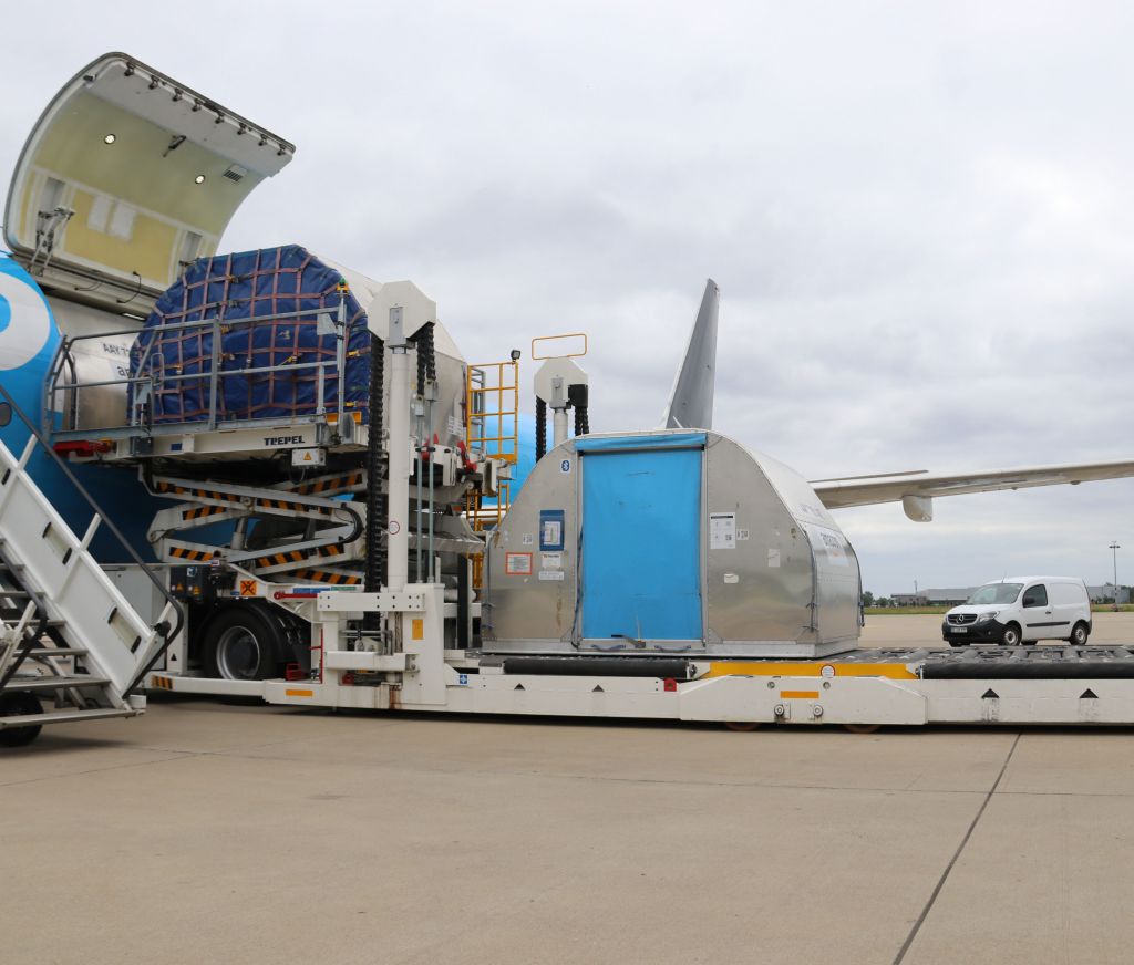 e-Loader am Frachtflugzeug beladen mit zwei Containern