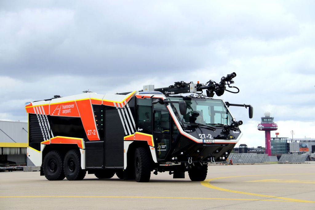 Flugfeldlöschfahrzeug Ziegler Z6 auf dem Vorfeld, im Hintergrund der alte Tower