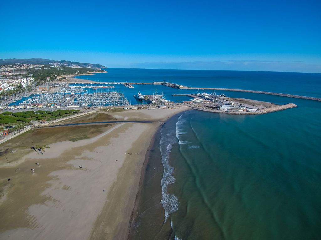 Luftaufnahme des Strand und Hafen von Barcelona