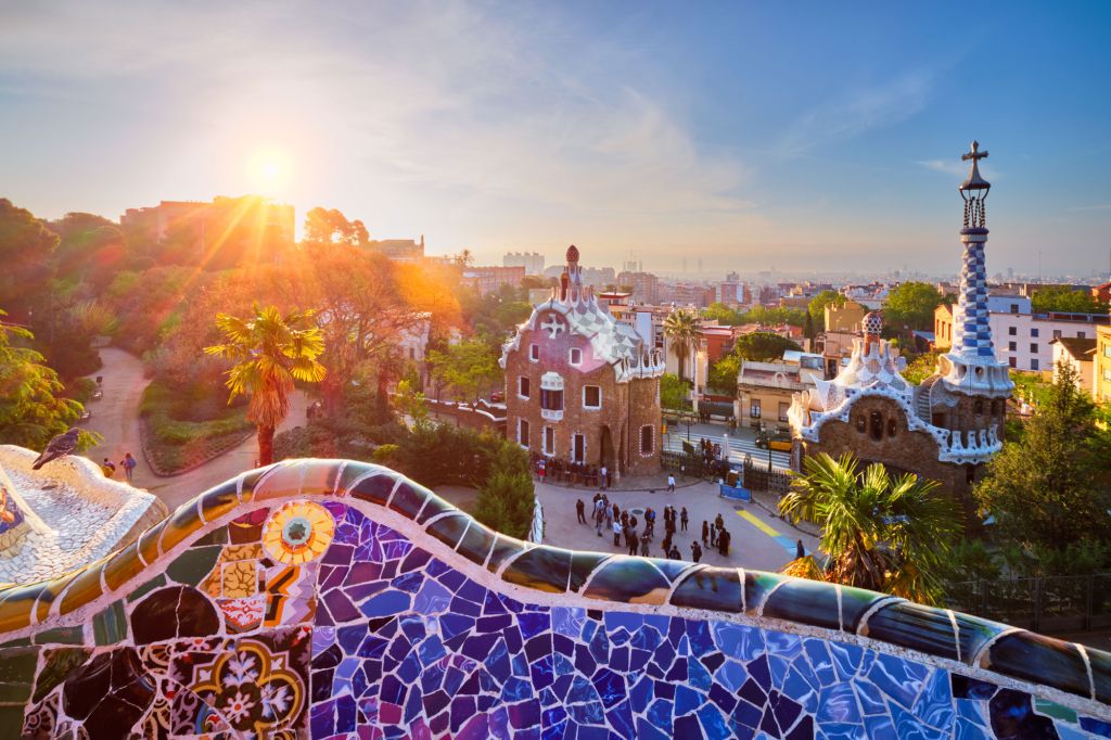 Blick vom Aussichtspunkt im Park Güell auf Barcelona