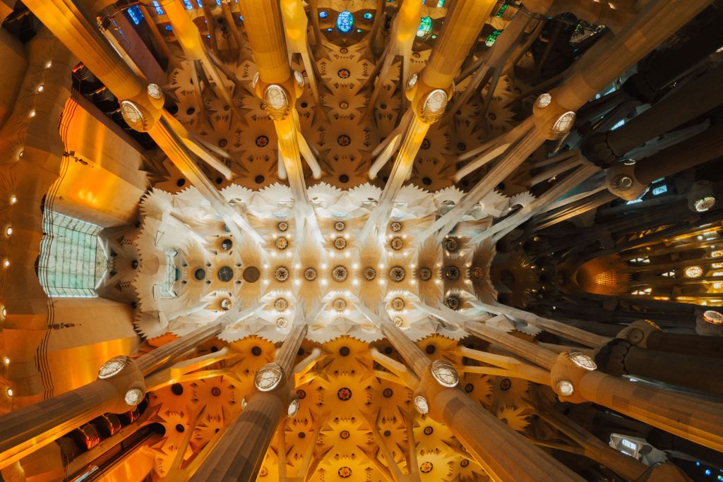 Innenansicht der Sagrada Familia mit Verzierungen