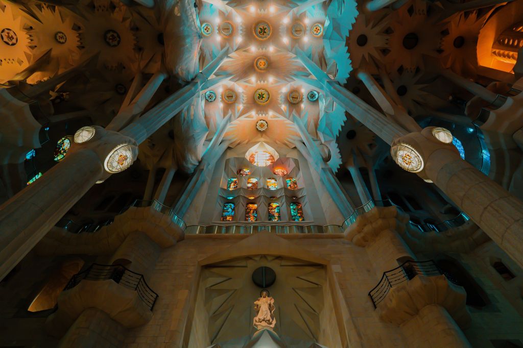 Ansicht der Decke der Sagrada Familia mit Buntglasfenstern