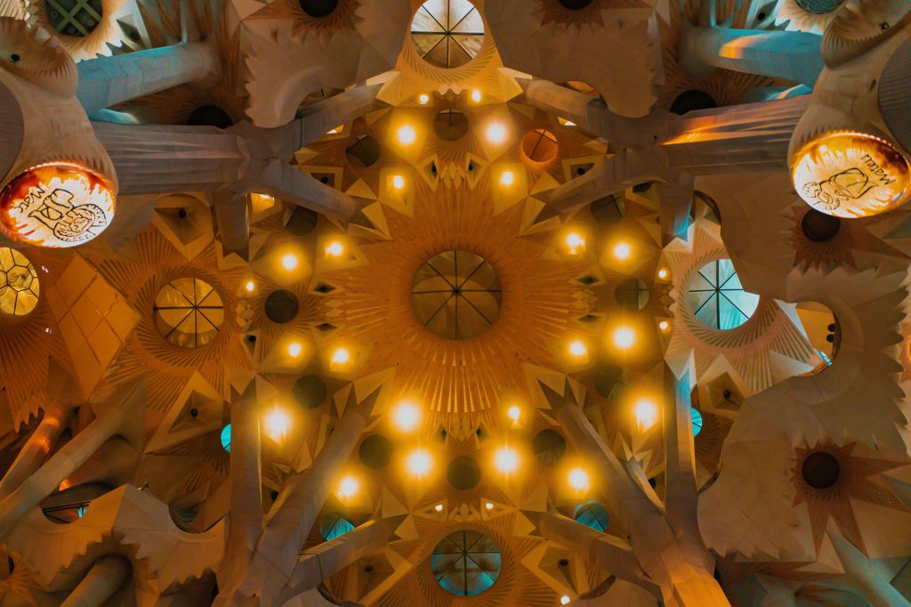 Ansicht der Decke der Sagrada Familia mit vielen Verzierungen