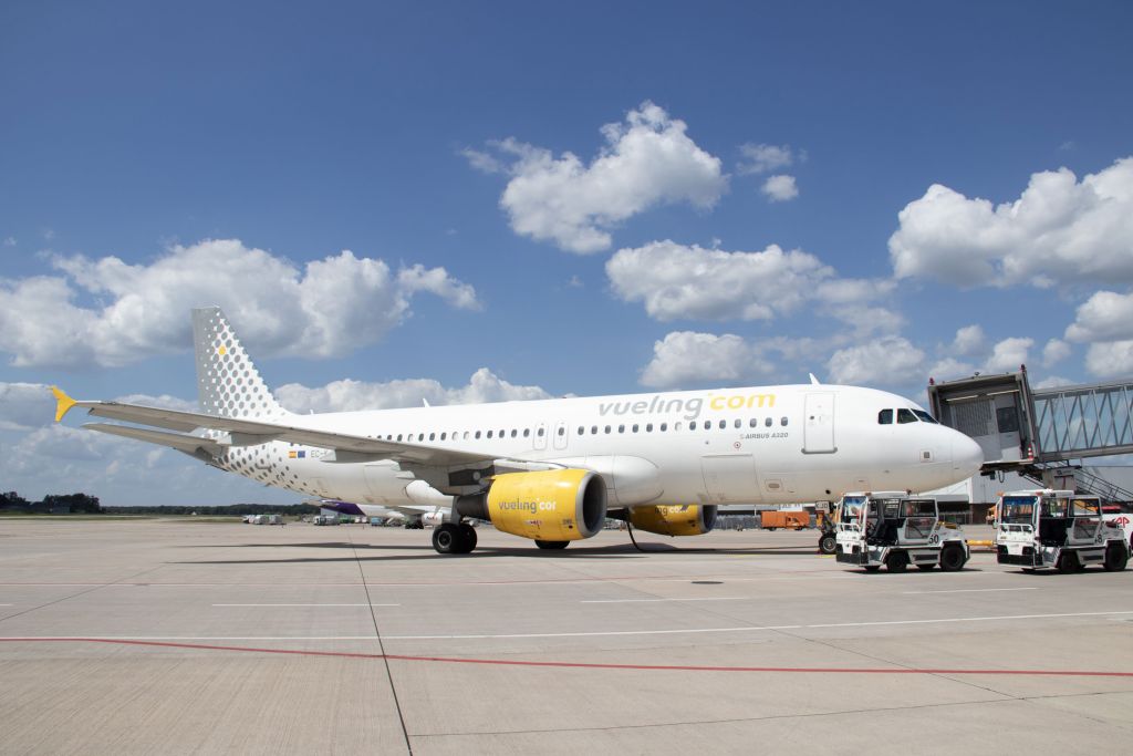 Vueling Maschine auf dem Vorfeld am Hannover Airport