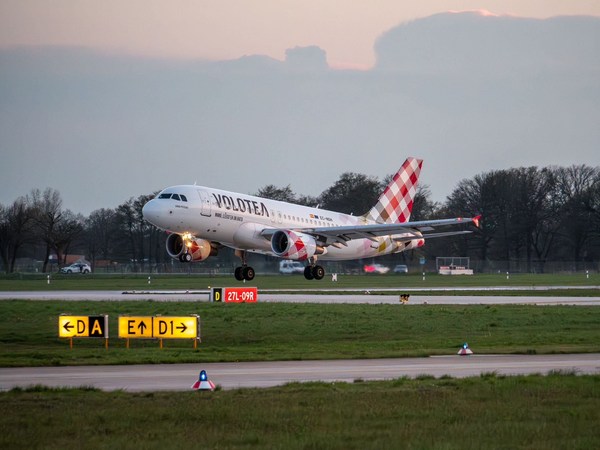 Ein Flugzeug der Airline Volotea landet am Flughafen Hannover.