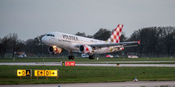 Ein Flugzeug der Airline Volotea landet am Flughafen Hannover.