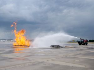 Die Flughafenfeuerwehr greift mit den Flugfeldlöschfahrzeug einen simulierten Flächenbrand an.