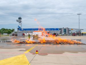 Die Kollegen der Flughafenfeuerwehr greifen einen Flächenbrand an.