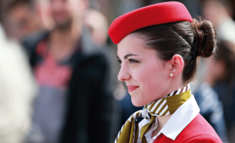 Kopf einer Stewardess der Volotea in Uniform mit Kopfbedeckung