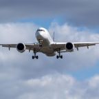 Ein Flugzeug des Typs Airbus 350-900 ist im Anflug auf dem Flughafen Hannover.