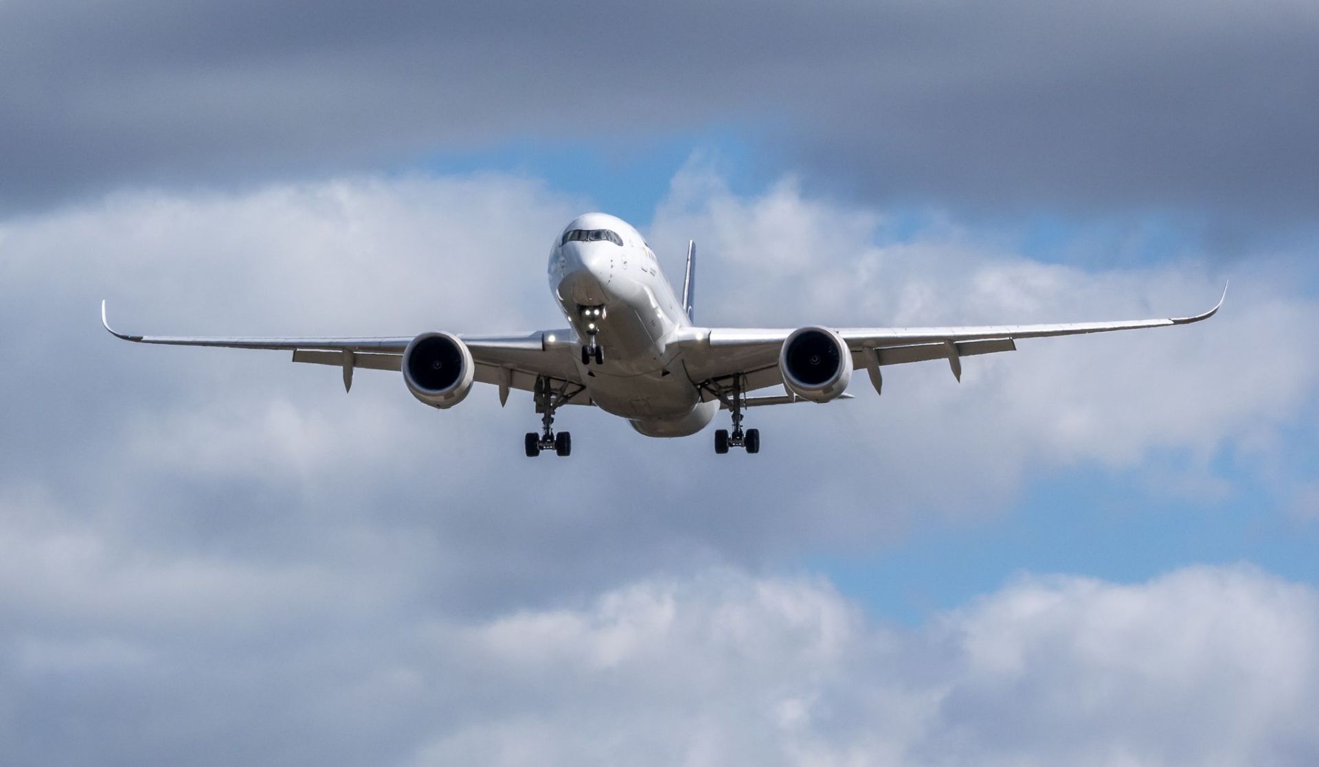 Ein Flugzeug des Typs Airbus 350-900 ist im Anflug auf dem Flughafen Hannover.