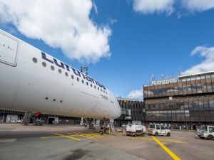 Das Flugzeug steht am Terminal des HAJ. Die Abfertigung läuft des A350 der Lufthansa läuft reibungslos.