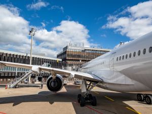 Der A350 der Lufthansa steht am Terminal des Hannover Airport. Man blickt von hinten auf das Flugzeug Richtung Terrminal.