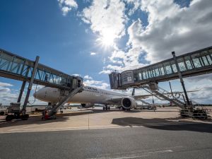 Zwei Fluggastbrücken werden für die Abfertigung des Flugzeuges A350 der Lufthansa in Position gefahren.