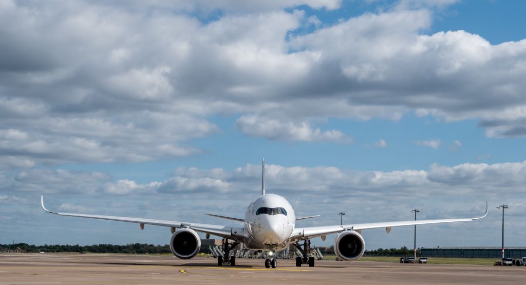 Das Flugzeug der Lufthansa vom Typ A350-900 rollt nach der Landung über das Vorfeld.