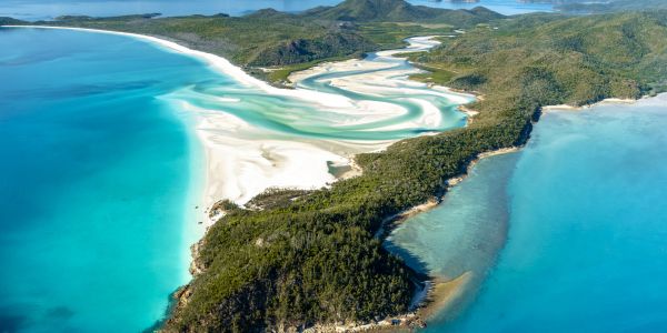 Australien . Der Blick von oben auf azurblaues Meer, einsame Buchten.