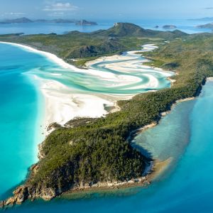 Australien . Der Blick von oben auf azurblaues Meer, einsame Buchten.