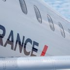 Man sieht den Schriftzug "Air France" auf dem Rumpf eines Flugzeuges.